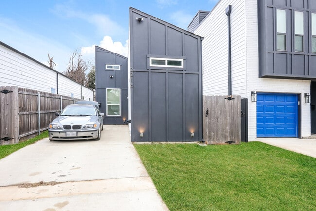 Building Photo - 2216 Dyson St