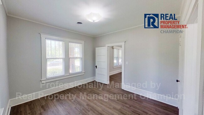 Building Photo - Charming 3 BD/1 BA Home with Fresh Updates...