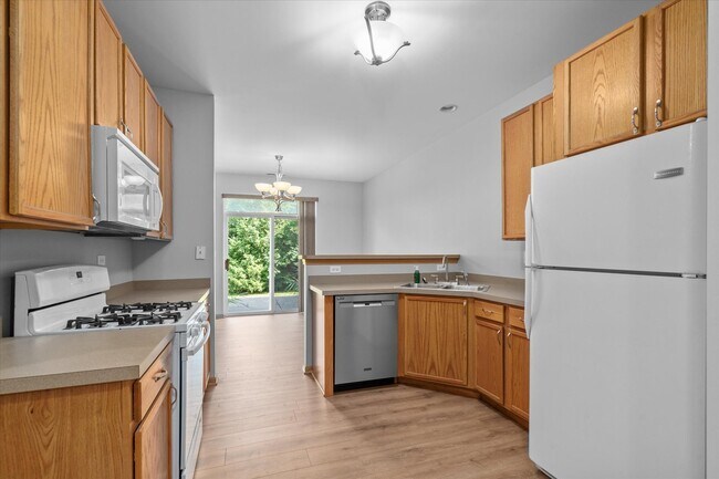 Building Photo - 484 Majestic Ln