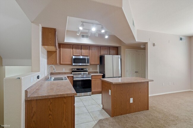 Building Photo - 2 br, 2.5 bath Condo - 240 W Juniper ave U...