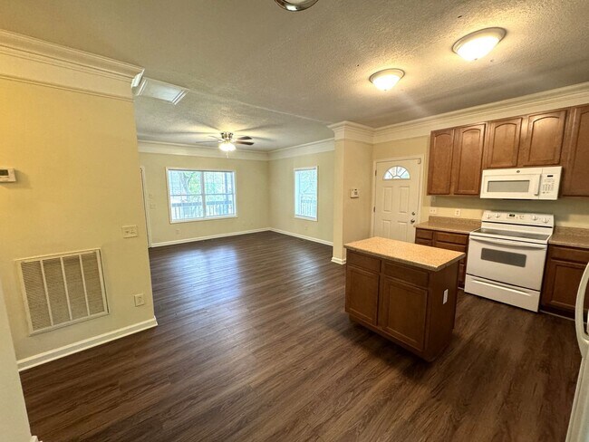 Building Photo - 4br House FOR RENT - less than 1 mile from campus - FALL 2026 PRELEASE