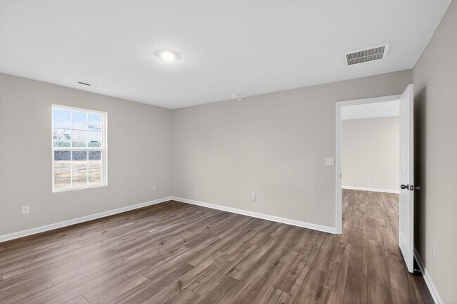 Building Photo - Spacious 5BR House in Statesville