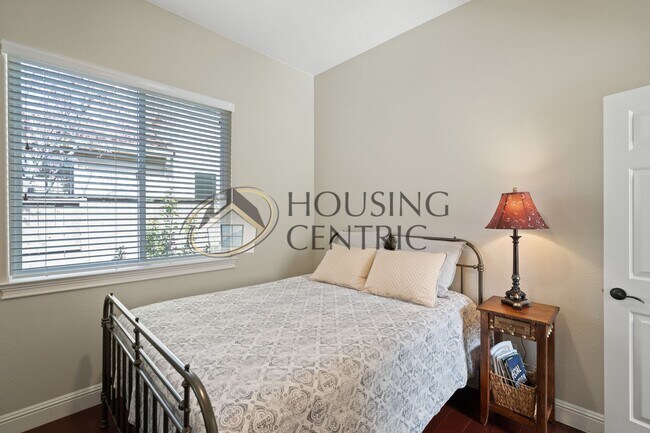 Building Photo - Executive Single Story Rental in Gated Serrano Community!