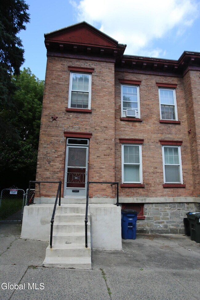 Building Photo - 31 Willow St