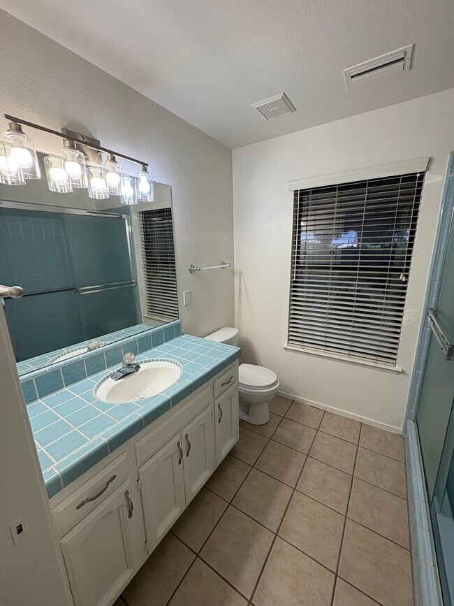 Building Photo - SW Visalia Home Available Now!