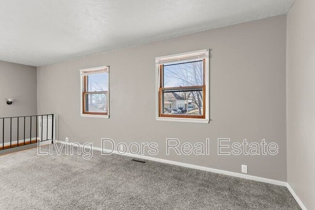 Building Photo - 348 S 5th St