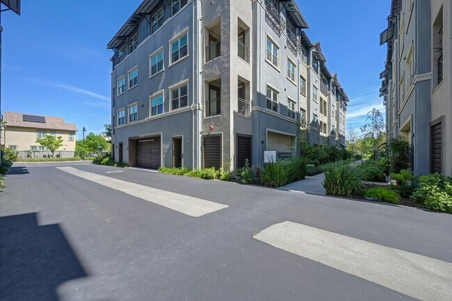 Building Photo - 2 Bed 2 Bath (plus a den) Gala Condo