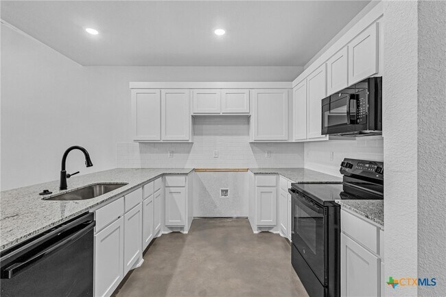 Building Photo - 907 Smoke Tree Ln