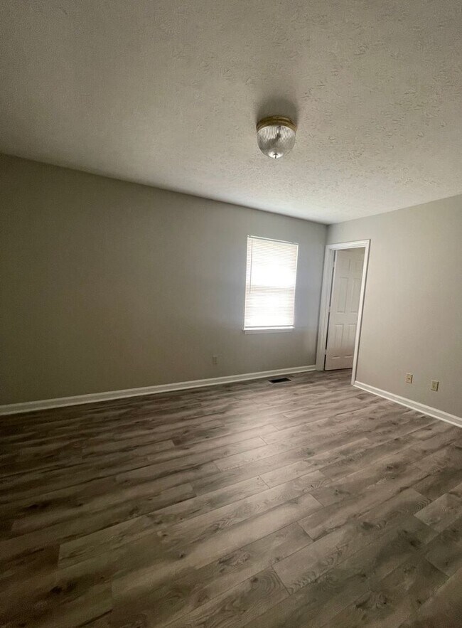 Building Photo - Spacious ranch style 3 bedroom, 2 bath wit...
