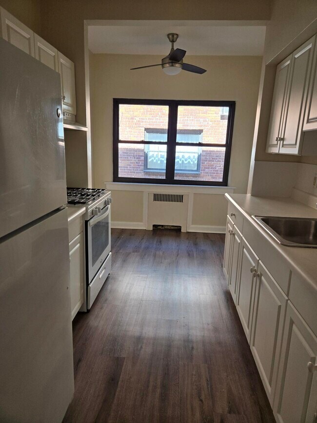 Building Photo - 65 Henry Ave