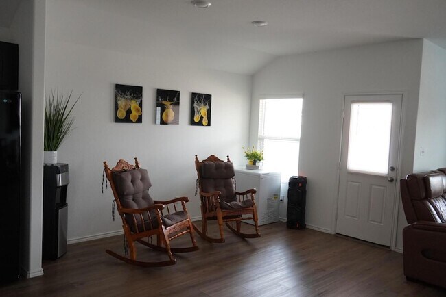 Building Photo - 231 Milliner Lp