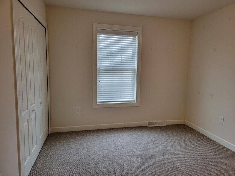 Building Photo - 5231 Summerfield Dr