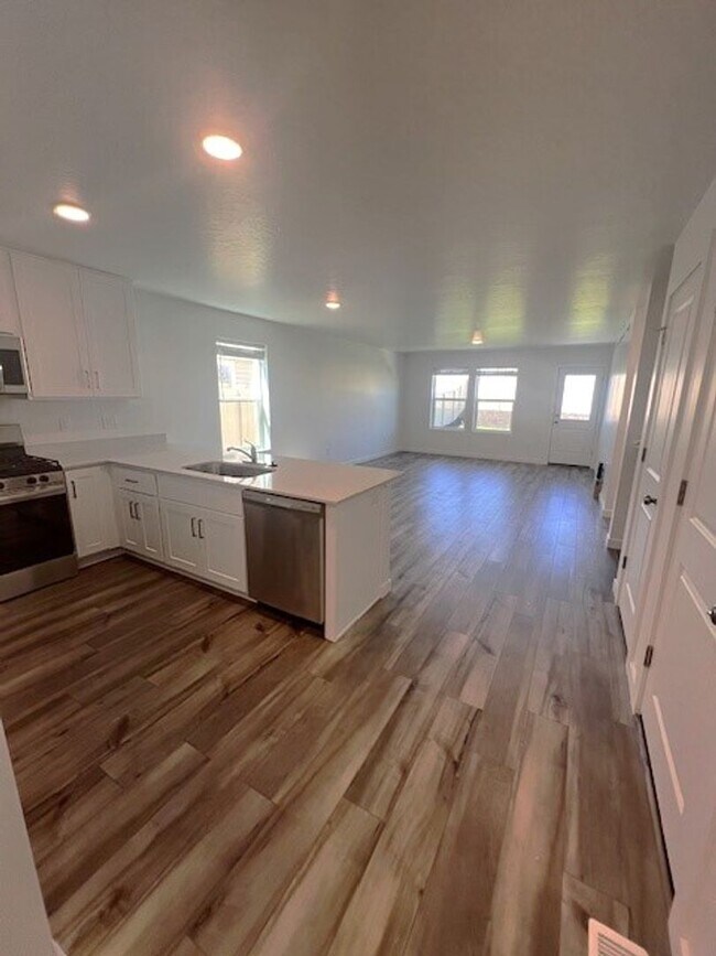 Building Photo - Newer 4 bed 2.5 bath home in Caldwell, just off Middleton Rd and Ward Rd.