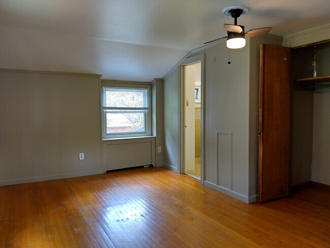 Building Photo - 1 bedroom 1 bath available in the City of Williamsburg! Available Now!