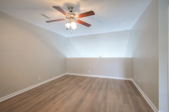 Building Photo - 911 Dahlia Dr