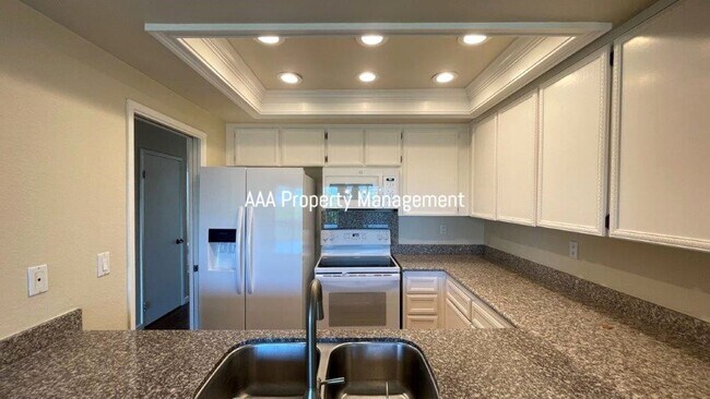 Building Photo - Concord Beautiful 4 bedroom 2.5 bathroom townhouse, 1496 sq ft available now!