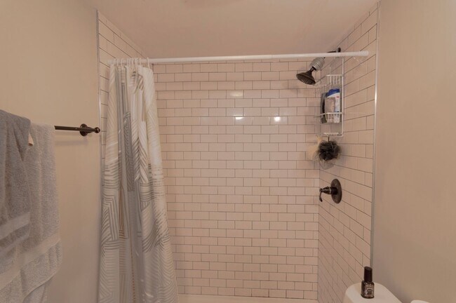 Building Photo - Room for Rent in 5 Bedroom House