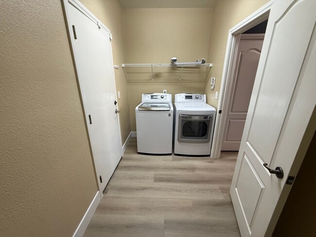 Building Photo - Beautiful 2-Story Townhome in Gated Area w...