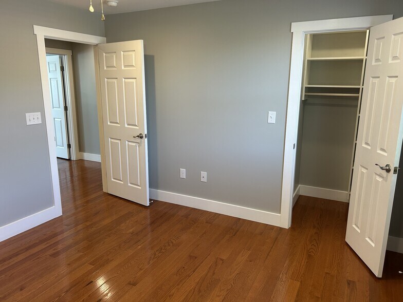 Building Photo - 2611 Lakevilla Dr