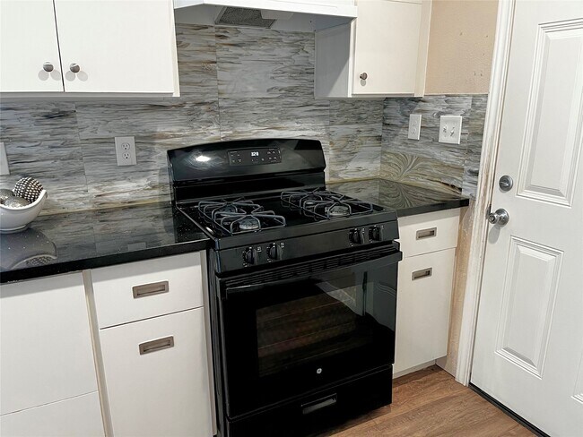 Building Photo - 104 N Eastwood St