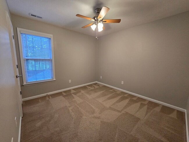 Building Photo - NEW LISTING!!!!!