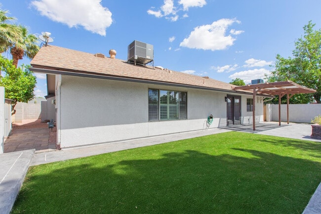 Building Photo - 2607 E Larkspur Dr