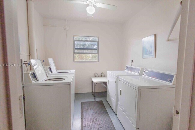 Building Photo - 2751 N Palm Aire Dr