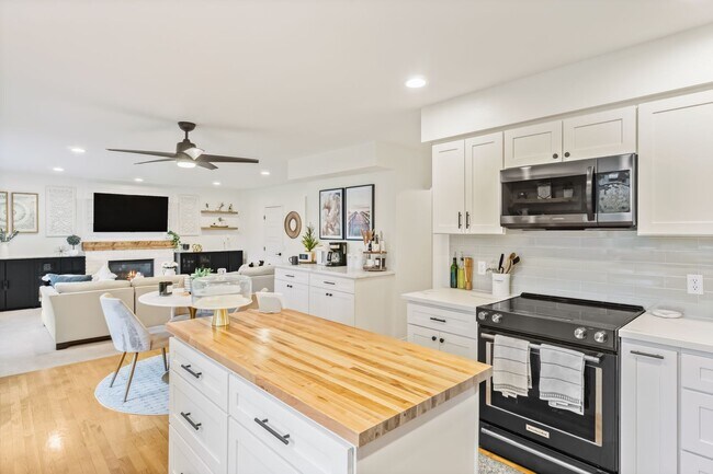 Building Photo - Lovely 3 Bedroom + Bonus Room with Spaciou...