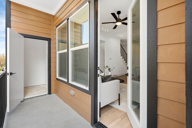Building Photo - 905 Woodcrest Dr