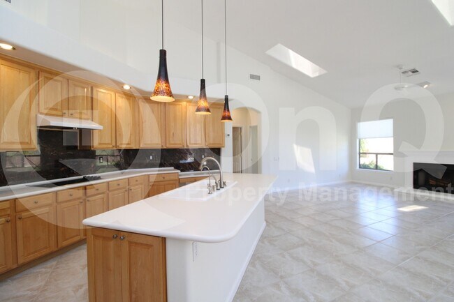 Building Photo - 902 E Desert Flower Ln