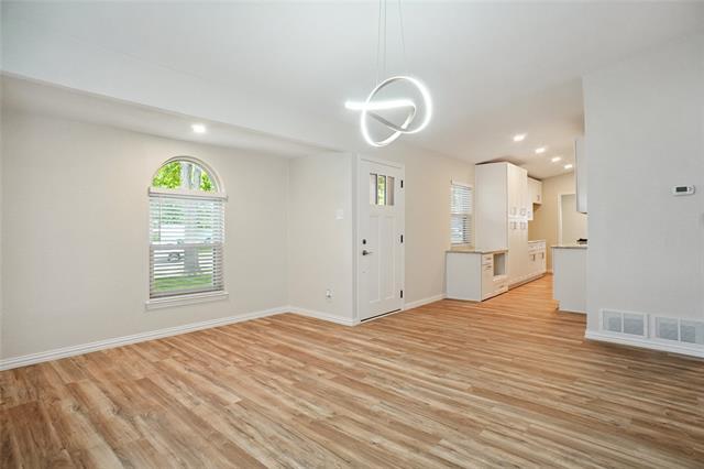 Building Photo - 902 Jardin Dr