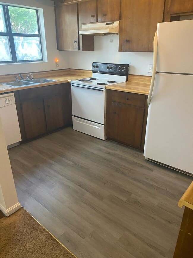 Building Photo - Cozy 2-Bedroom Townhome: Affordable Comfor...