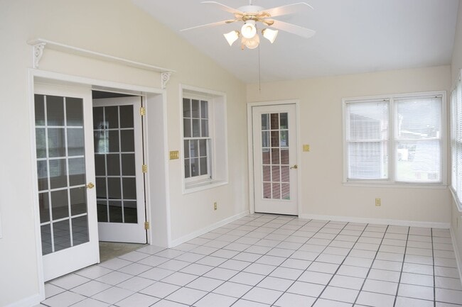 Building Photo - 4 Bed, 3 Bath Well-Located Brick Home in Lake Hickory Country Club For Rent!