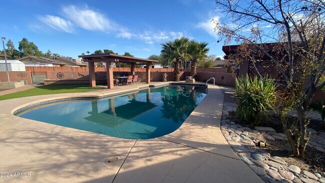 Building Photo - 6823 W Union Hills Dr