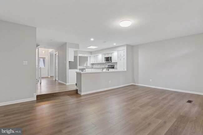 Building Photo - 4043 Lake Glen Rd