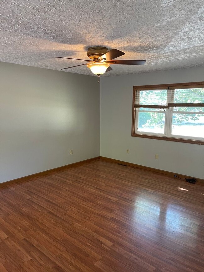 Building Photo - Available December 21st! SPACIOUS & PET FR...