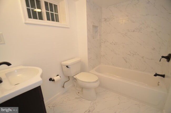 Building Photo - 5200 Kings Park Dr