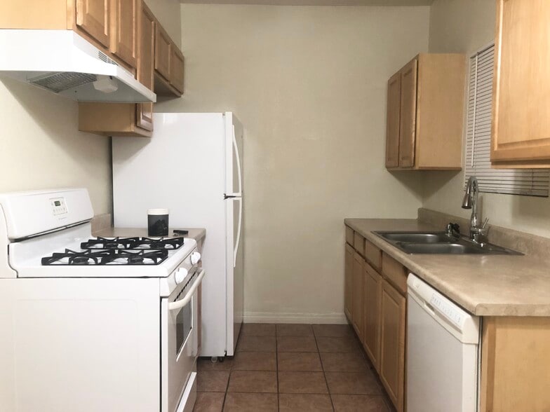 Kitchen - 4413 Farquhar Ave