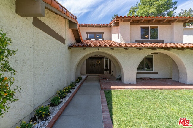 Building Photo - 683 Triunfo Canyon Rd