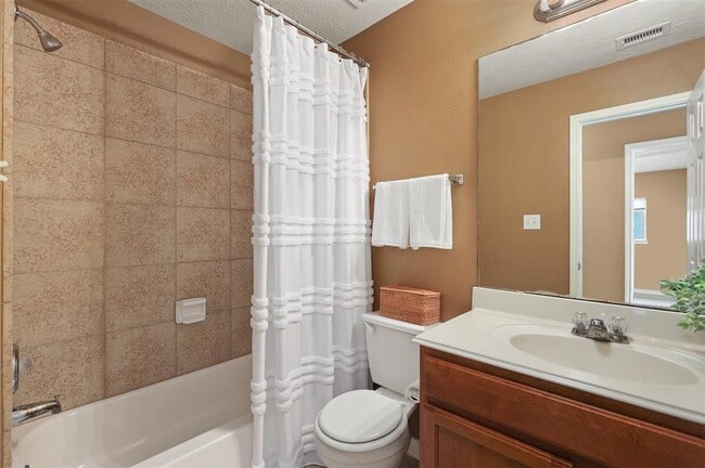 Building Photo - 1602 Village Townhome Dr