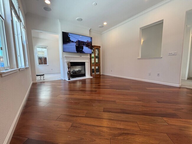 Building Photo - Gorgeous 4 Bed, 3.5 Bath in Brentwood