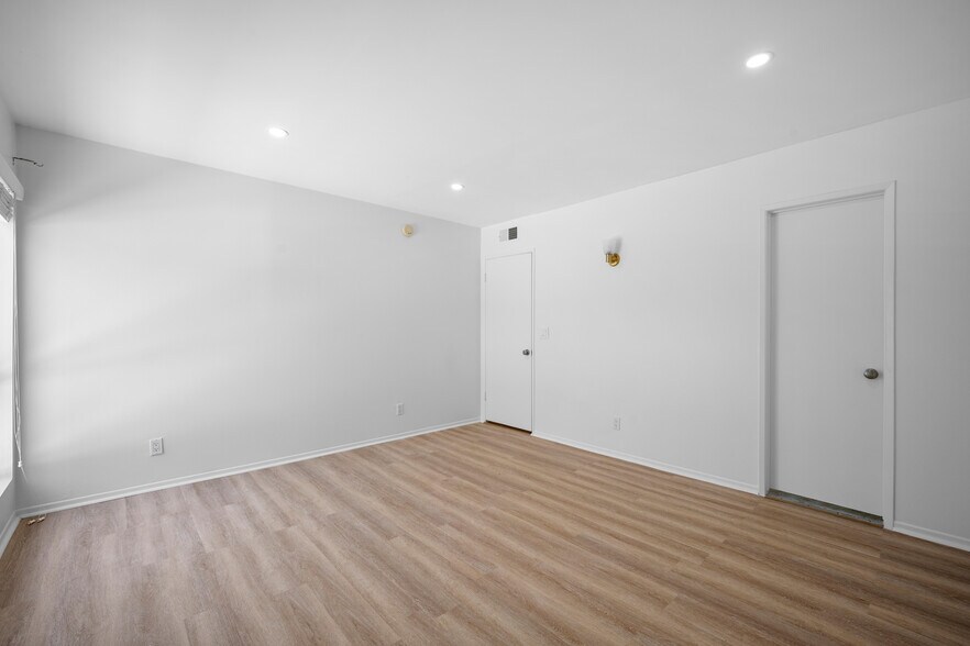 Building Photo - 5320 Zelzah Ave