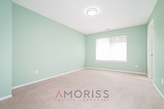 Building Photo - Spacious home in gated community