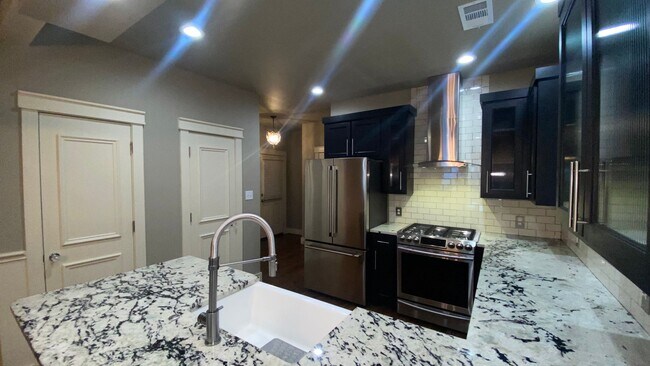 Building Photo - Craftsman-Style Home in Historic Fairmount!