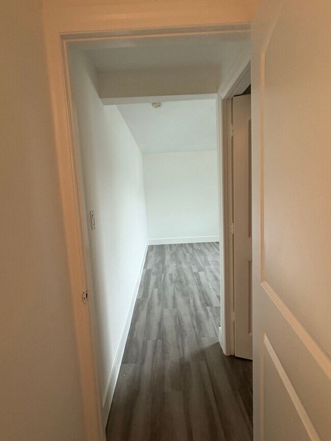 Building Photo - Spacious 2/2 with a garage available until AUGUST