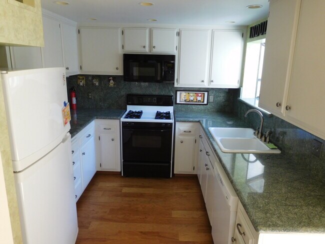 Building Photo - AVAILABLE AUGUST - Windermere Village Town...