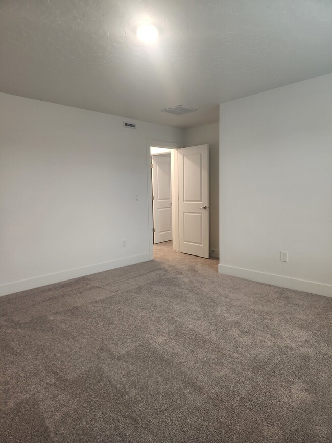 Building Photo - "READY NOW! BRAND NEW 3-Bed Townhouse Retr...