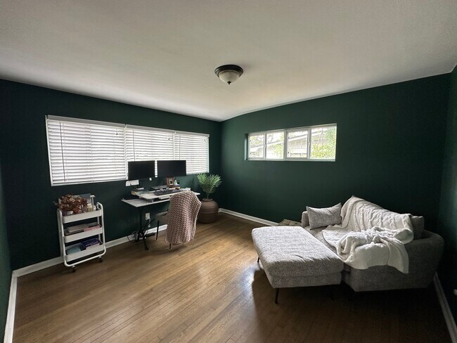 Guest bedroom 1 - 511 Lake Shore Dr