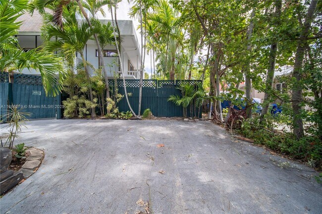 Building Photo - 2745 SW 32nd Ave