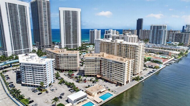 Building Photo - 1817 S Ocean Dr